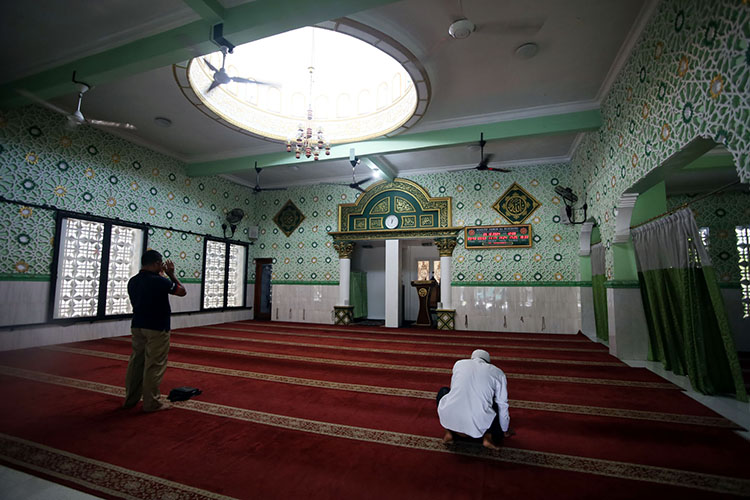 TERASA LUAS: Kesan luas dan asri dengan penggunaan warna putih dan hijau di dalam ruangan Masjid Jami` Al Bukhori.
