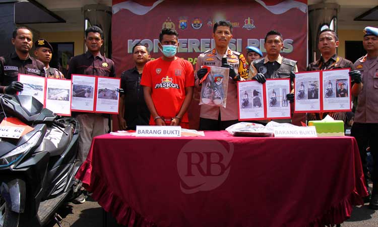 SAKIT HATI: Tersangka Lukman Hakim, saat dirilis. Ia membacok rekannya, Samsul, setelah sakit hati dituduh mencuri uang dan dipecat. (Mokhamad Zubaidillah/ Radar Bromo)