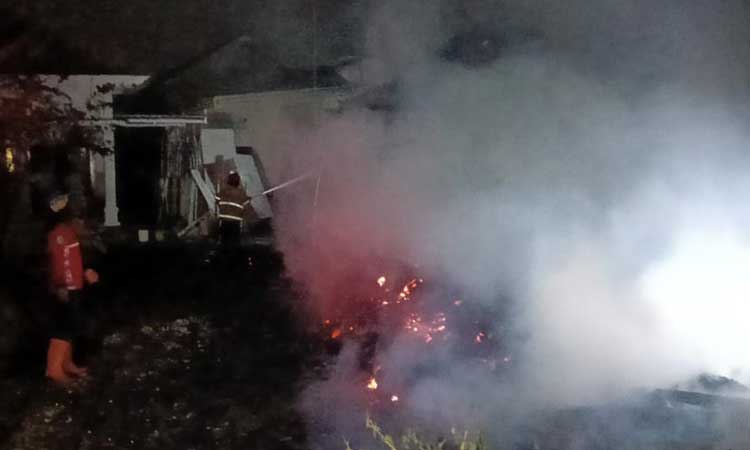 Petugas saat berupaya menjinakkan api di los mebel di Sungikulon, Pohjentrek, Kabupaten Pasuruan, Sabtu dinihari (5/10).