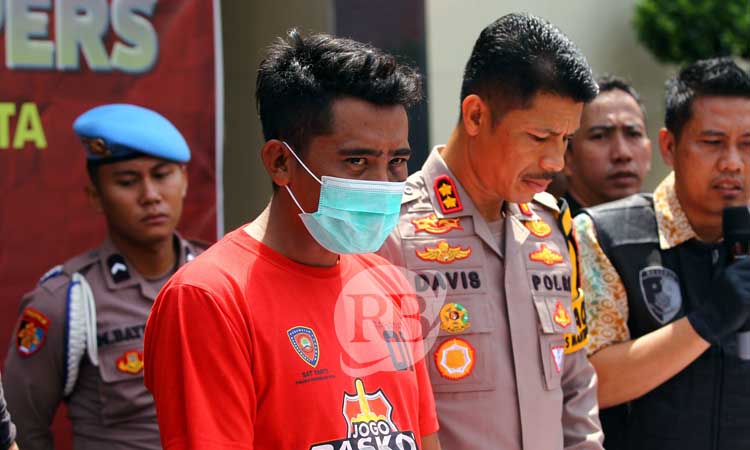 SAKIT HATI: Tersangka Lukman Hakim, saat dirilis. Ia membacok rekannya, Samsul, setelah sakit hati dituduh mencuri uang dan dipecat. (Mokhamad Zubaidillah/ Radar Bromo)