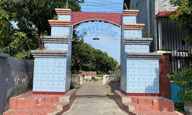 GERBANG: Gerbang masuk area pemakaman Sumber Arum, di Kelurahan Mangunharjo, Kecamatan Mayangan, Kota Probolinggo.