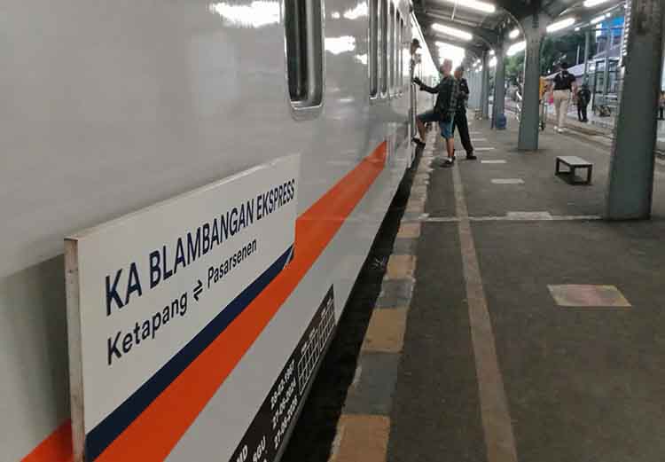 SIAP BERANGKAT: Sejumlah penumpang Kereta Api Blambangan Ekspres siap berangkat Jumat (4/10).