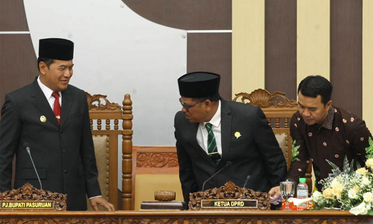 PERDANA: Ketua DPRD Salsul Hidayat bersama Pj Bupati Pasuruan Nurkholis seusai rapat pelantikan pimpinan. Setelah alat kelengkapan terbentuk, dewan segera bahas RAP