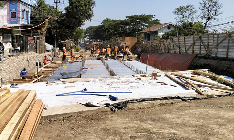 BELUM SELESAI: Pembangunan Jembatan Jetak sisi sebelah barat,di Desa Karangjati, Kecamatan Pandaan tengah dikebut.