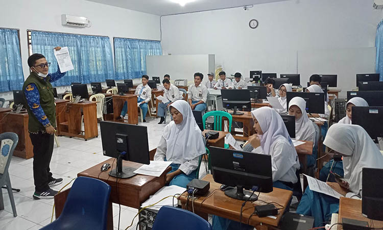 PERMINTAAN BANYAK: Kegiatan perekaman KTP-el di SMAN 4 Kota Pasuruan. Permintaan pencetakan KTP-el meningkat, sehingga membuat blangko yang tersedia, kian menipis.