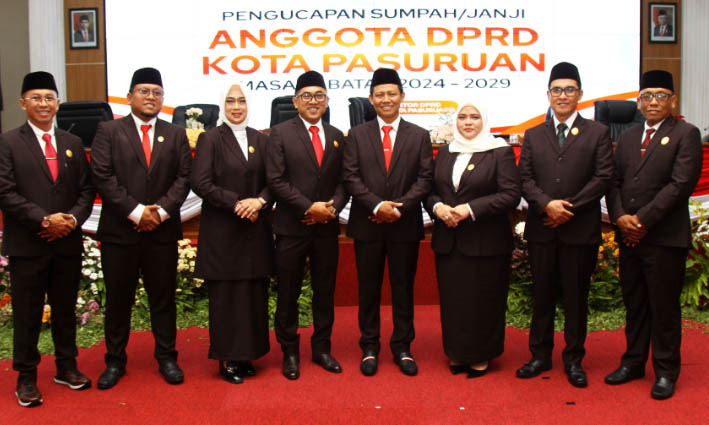 BELUM LENGKAP: Anggota Fraksi PKB Kota Pasuruan seusai pelantikan. Nampak M Nawawi (empat dari kanan) yang tak ikut dilantik lantaran mengikuti kontestasi pilkada serentak.