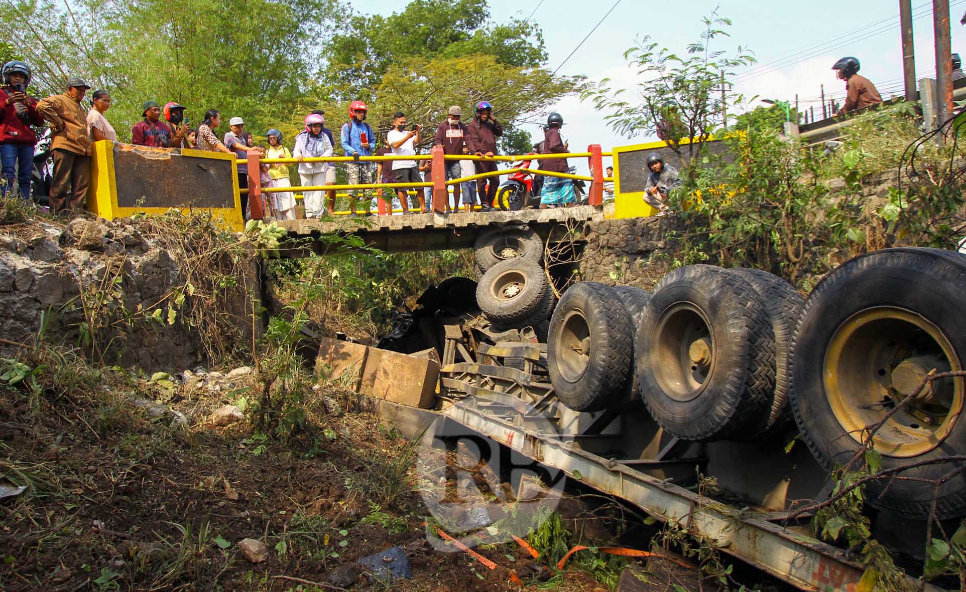 HILANG KENDALI: Kondisi truk trailer usai alami rem blong di Purwodadi, Kabupaten Pasuruan, Senin (7/10). (Mokhamad Zubaidillah/ Radar Bromo)