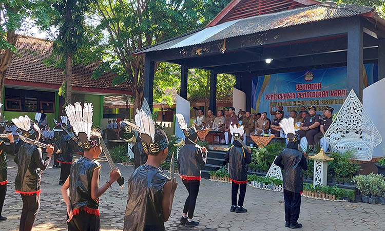 SENI BUDAYA: Kajari Kota Probolinggo Dodik Hermawan didampingi Kepala Disdikbud Kota Siti Romlah dan undangan menyaksikan penampilan tarian-tarian dari siswa-siswi SMPN 8 Kota Probolinggo.
