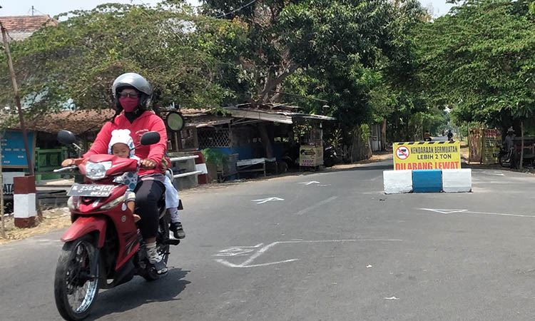 DIBATASI: Pengguna jembatan Jalan Majapahit yang dibatasi. Kendaraan besar dilarang melintas, untuk mencegah kerusakan semakin parah.
