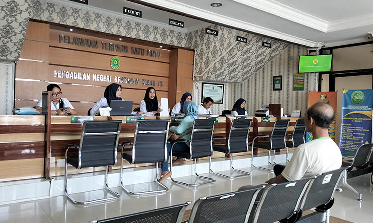 TETAP BUKA: Hakim PN Kraksaan melakukan aksi solidaritas menuntut kenaikan kesejahteraan. Namun, layanan PTSP tetap buka sebagaimana mestinya.