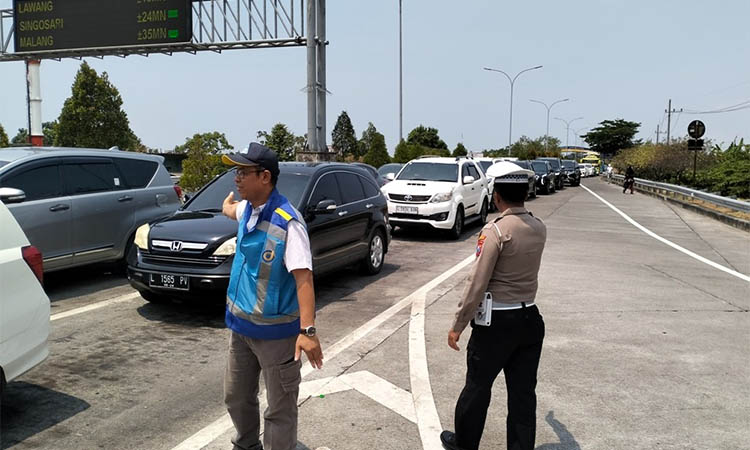 MACET: Kemacetan yang terjadi di exit tol Pandaan ketika weekend tiba. Kondisi ini, memicu usulan agar pelebaran jalan exit tol dilakukan. Namun, hal itu dianggap PT JPT belum menjadi prioritas.