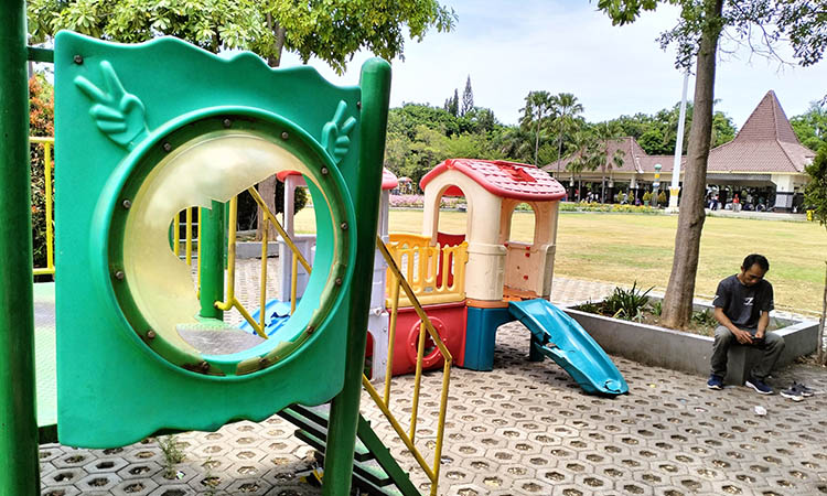 RUSAK: Fasilitas bermain anak di Alun-alun Kraksaan rusak. Kondisi tersebut membuat pengunjung yang membawa anak merasa tidak nyaman.