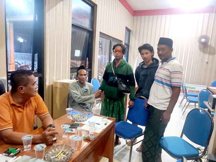 DAMAI: FE dan MM berdamai di Pendapa Desa Kraton, Kabupaten Pasuruan.