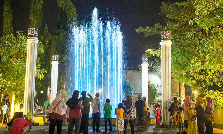 TAK MANCUR: Air mancur di Taman Kota Pasuruan yang tak bisa menyala normal. Perbaikan baru akan direalisasikan, tahun depan.