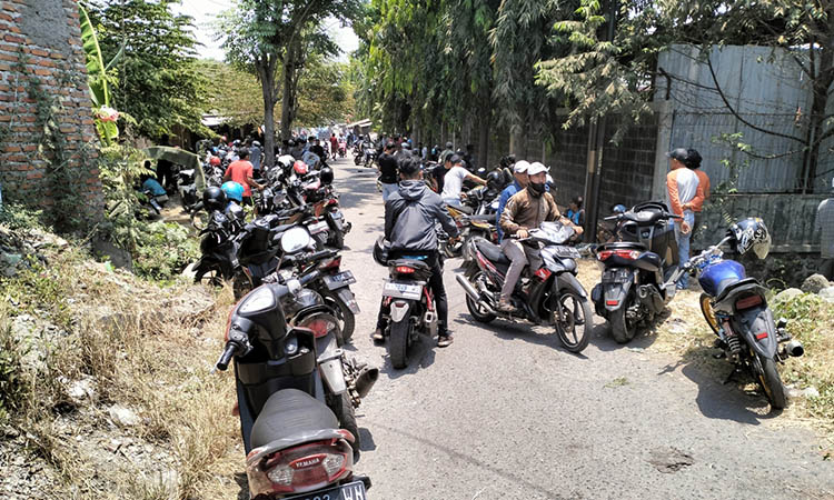 MOGOK KERJA: Ratusan buruh PT SKI saat mogok kerja di depan perusahaan. Hal itu mereka lakukan, seiring dengan pembayaran uang lembur, yang dianggap tak sesuai.