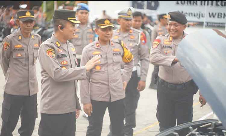 PERIKSA: Kabag Bekpal Rolog Polda Jatim, AKBP Muhammad Erfan saat memeriksa sejumlah kendaraan Polres Probolinggo Kota.