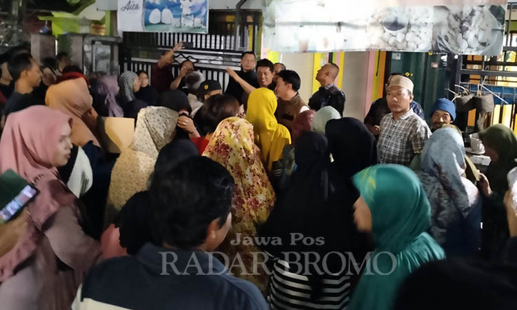 Sejumlah saat melurug rumah ketua Kopwan Sri Lestari di Karangrejo, Gempol, Kabupaten Pasuruan. (Rizal Syatori/ Radar Bromo)