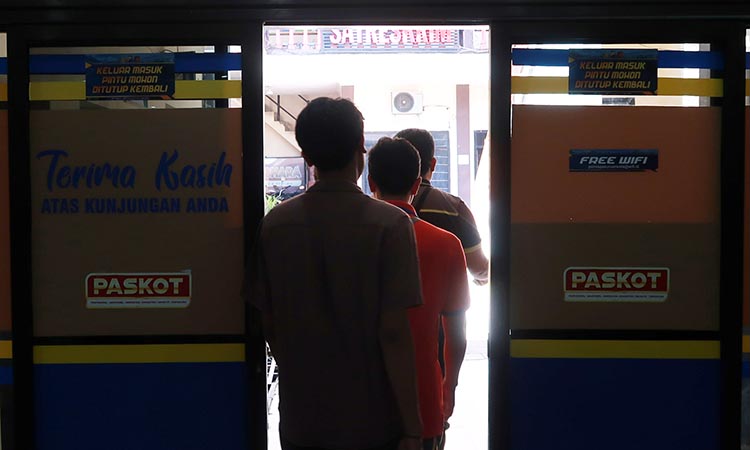 Keluarga korban didampingin komnas perlindungan anak saat melaporkan kasus rudapaksa ke Polres Pasuruan kota. (Mokhamad Zubaidillah/ Radar Bromo)