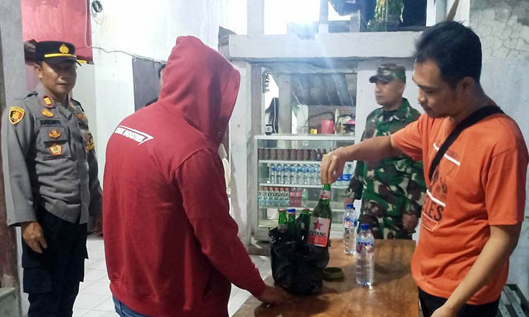 TEMUKAN MIRAS: Botol-botol berisi miras yang berhasil diamankan petugas gabungan dalam razia cipta kondisi di wilayah Purwosari.