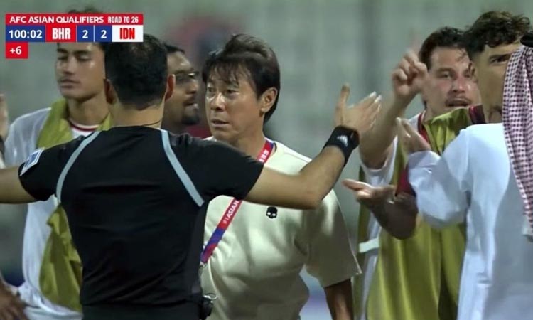 PROTES KERAS: Pelatih Timnas STY dan jajaran pemain saat melakukan protes kepada perangkat pertandingan.