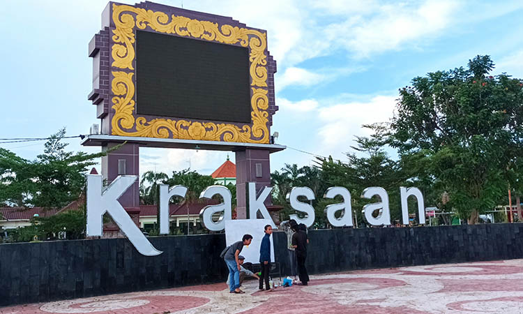 DILARANG KAMPANYE: Alun-alun Kraksaan yang menjadi tempat terlarang untuk kegiatan politik.