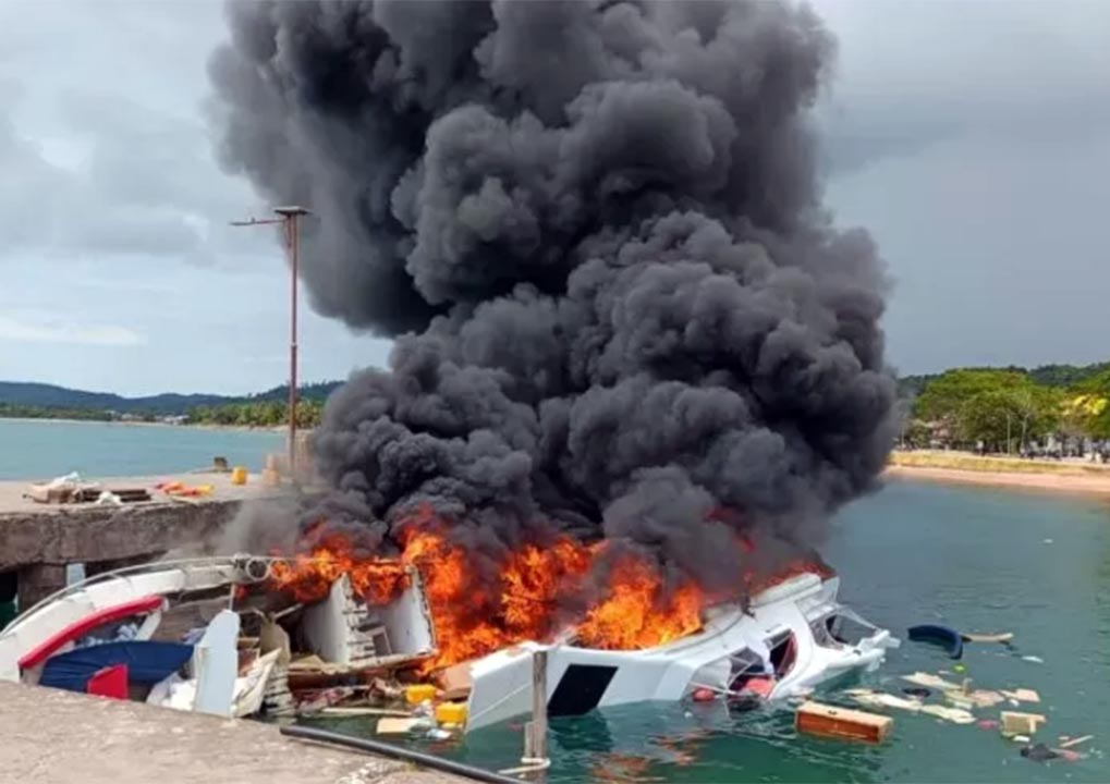Speedboat Bela 72 yang membawa rombongan Paslon Gubernur dan Wakil Gubernur Malut Nomor Urut 4 Benny Laos - Sabrin Sehe bersama tim saat terbakar di pelabuhan regional Bobong Kabupaten Pulau Taliabu.