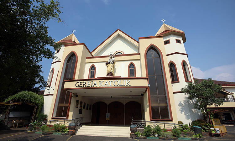 MEGAH: Gereja Paroki Maria Bunda Karmel di Probolinggo yang tampak begitu megah, seiring dengan beberapa rehabilitasi yang dilakukan.