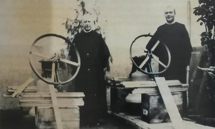 LONCENG: Pater Elias Wouters (kiri) dan Pater Linus Henekens berfoto dengan lonceng Gereja Paroki Maria Bunda Karmel dan Gereja Paroki Santo Yusuf, Jember.