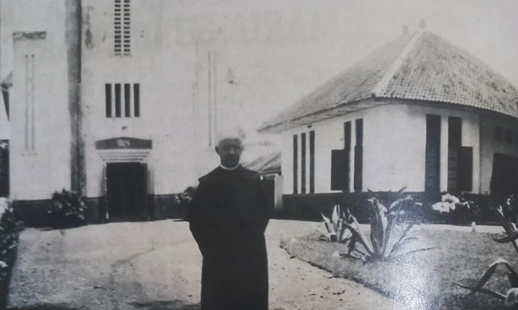 HITAM PUTIH: Pater Elias Wouters berfoto di depan Gereja Paroki Maria Bunda Karmel.