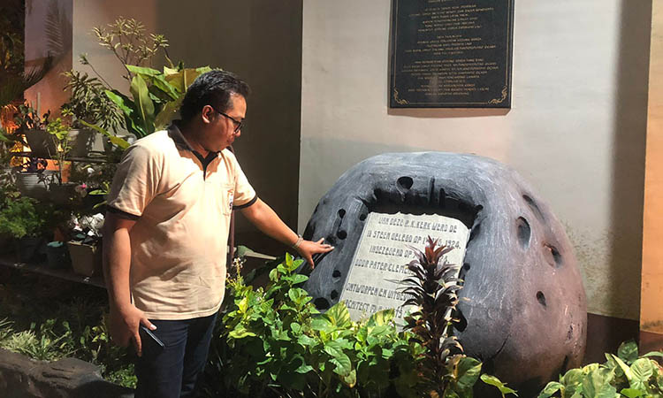 PRASASTI: Pastur Ketua Paroki Maria Bunda Karmel Probolinggo, Rm. F.X. Agis Triatmo menunjukkan prasasti pembangunan Gereja Paroki Maria Bunda Karmel.
