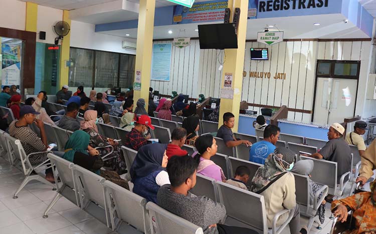 PELAYANAN: Sejumlah warga menunggu pelayanan di RSUD Waluyo Jati, Kabupaten Probolinggo.