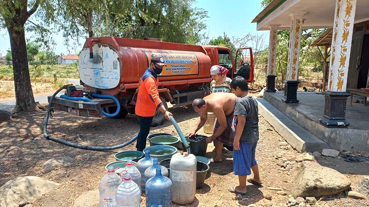 KEKERINGAN: BPBD Kabupaten Probolinggo mengirim air bersih ke Desa Sumberkare, Kecamatan Wonomerto, Minggu (13/10).