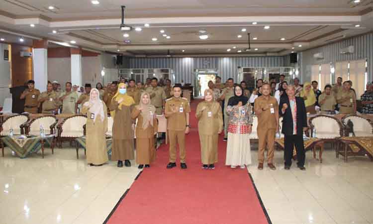 FOTO BERSAMA: Pj. Wali Kota M Taufik Kurniawan, Sekda Ninik Ira Wibawati, para narsum kepala Dinas Dikbud Siti Romlah dan seluruh peserta FGD foto bersama usai seremonial pembukaan kegiatan.