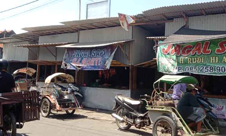 TAK SERAMAI DULU: Lapak pedagang daging yang sederhana di Pasar Leces.