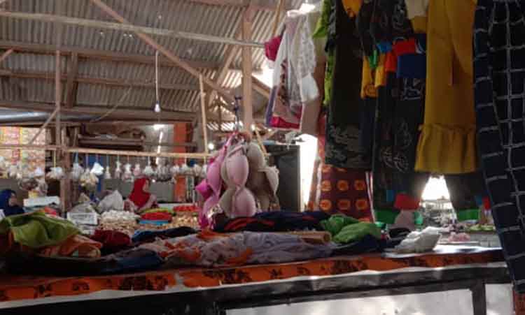 SEPI: Lpak penjual baju di dalam Pasar Leces.
