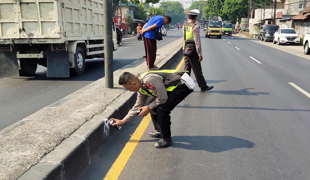 Petugas Unit Laka Satlantas Polres Pasuruan saat melakukan olah TKP kecelakaan maut di Kepulungan, Gempol, (14/10).