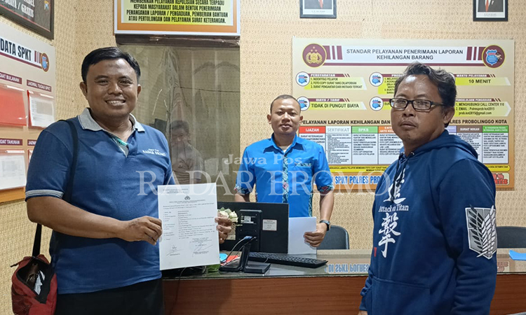 LAPORAN: Manajer Umum dan Pemasaran Jawa Pos Radar Bromo Iwan Susanto (paling kiri) menerima bukti laporan di ruang SPKT Polres Probolinggo Kota, Senin (14/10) sore.