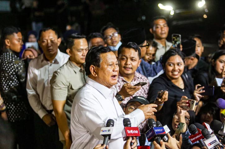 Presiden Terpilih Prabowo Subianto menyampaikan keterangan pers usai melakukan pertemuan dengan sejumlah tokoh di kediamannya di Kertanegara, Jakarta Selatan, Senin (14/10/2024).
