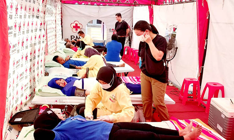 DONOR: Manager KDS Hendra Sentosa bersama Sri Lestari saat memantau lokasi donor darah oleh PMI Cabang Kota Probolinggo di halaman depan KDS Probolinggo, Minggu (13/10).