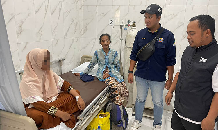 DIRAWAT: INS, 14, saat menjalani perawatan medis. Ia mengalami luka, usai membenturkan dirinya ke meja.