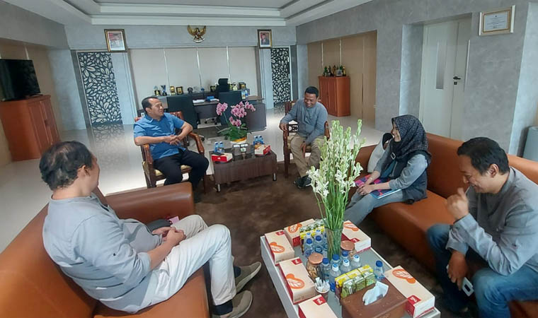 SIAP BANTU: Tim Jawa Pos Radar Bromo saat silaturahmi ke Pj Bupati Pasuruan Nurkholis.