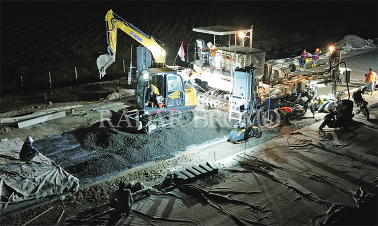 DIRIGID: Pengerjaan rigid main road barier Jalan Tol Pwobowangi Paket 1 (Gending-Kraksaan).