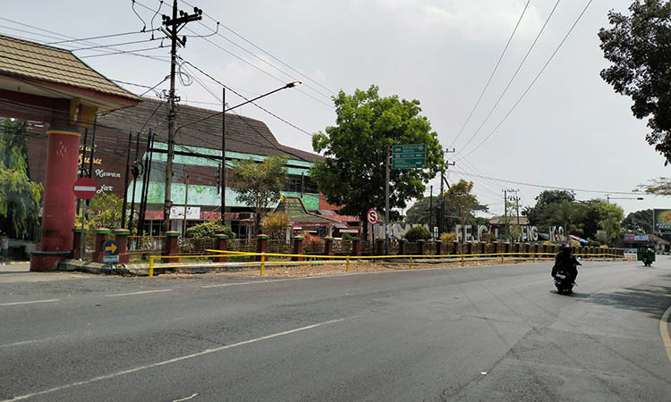 LENGANG: Tepian jalan depan taman Pasar Wisata Cheng Hoo Pandaan yang kini lebih rapi. Lantaran tidak ada lagi PKL lapak pikap yang beroperasi.