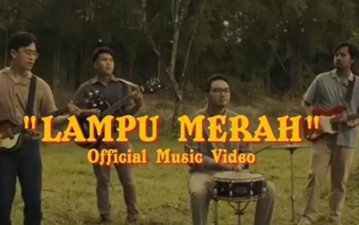 Thumbnail lagu Lampu Merah yang dibawakan The Lantis.