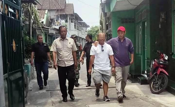 KOPASSUS GADUNGAN: Mus (kaus putih) saat diamankan anggota kepolisian.