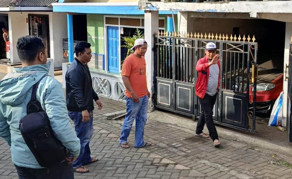 Petugas kepolisian saat melakukan olah TKP pencurian pikap milik warga Tosari, Pasuruan. Petugas menemukan sandal yang diduga milik pelaku.
