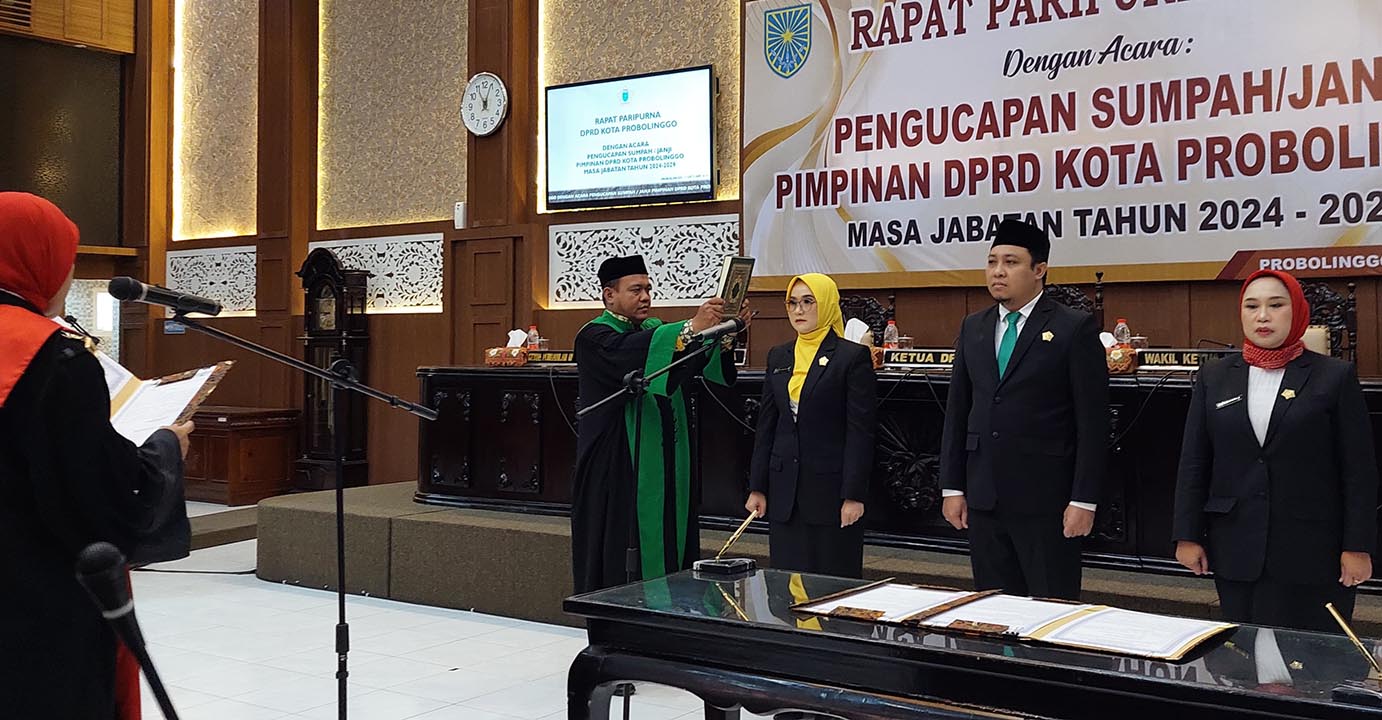 Proses pengambilan sumpah 3 pimpinan DPRD Kota Probolinggo, Kamis (17/10).