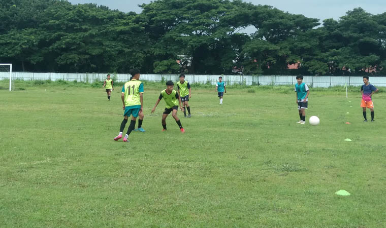 LATIHAN: Pemain muda binaan Askab PSSI Kabupaten Probolinggo berlatih di&nbsp; Stadion Gelora Merdeka Kraksaan. Mereka yang nantinya menjadi cikal bakal pemain Persik