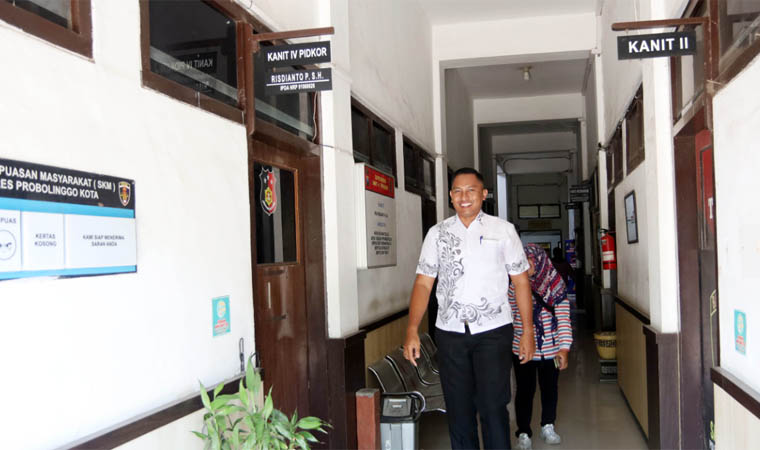 TENANG: Lurah Sukabumi Kecamatan Mayangan, Angga Pramudya sesaat setelah diperiksa di ruang Unit Tipidkor Polres Probolinggo Kota, Jumat (18/10) siang