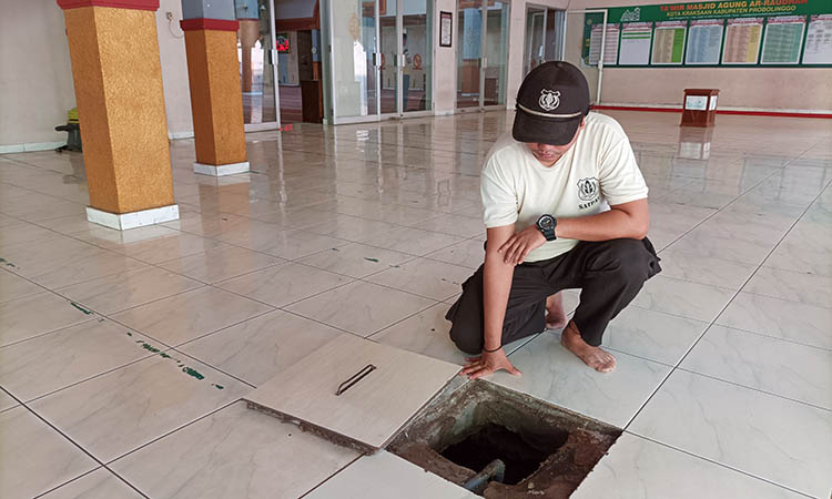 BERKHASIAT: Petugas keamanan Masjid Ar-Raudlah membuka sumur peninggalan Kiai Ronggo. Sumur tersbut dipercaya dapat menyembuhkan orang sakit dan lain sebagainya.